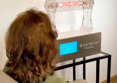 Patientin bei der Befeldung mit dem Plasmafrequens-Therapie-Gerät