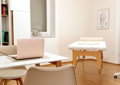 Behandlungszimmer der Naturheilpraxis Biosynerga in München