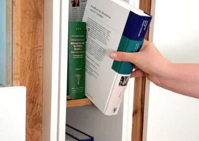 Greifen eines naturheilkundlichen Buches aus dem Regal